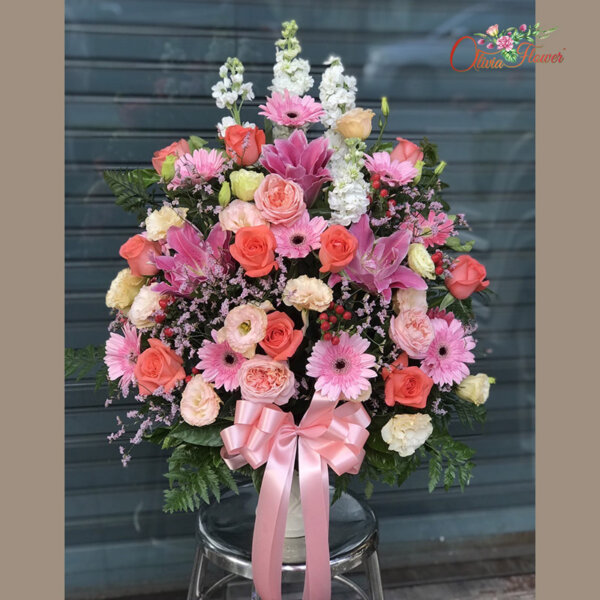แจกันดอกไม้สด ประกอบด้วย กุหลาบสีโอรส ลิลลี่สีชมพู สต็อคสีขาว เยอร์บีร่า ไลเซนทรัสสีพีช มิกกี้เมาส์ สุ่ยขาว และแคสเปีย