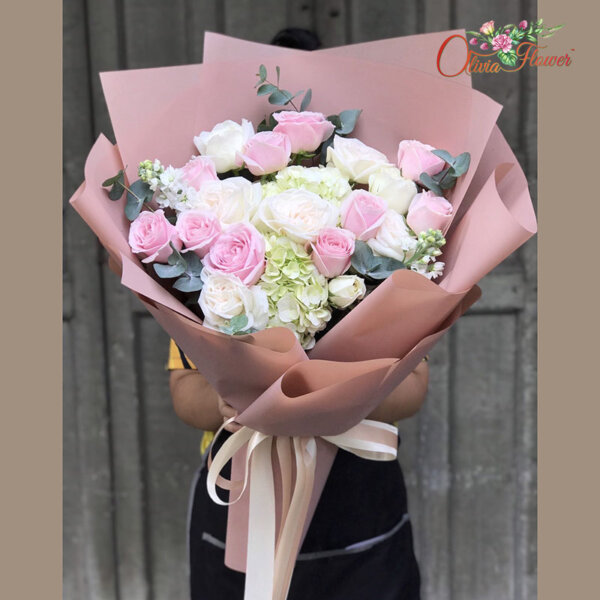 ช่อดอกไม้สด ประกอบด้วย กุหลาบสีชมพู 10 ดอก กุหลาบสีขาว 8 ดอก ไฮเดรนเยียสีขาว และสต็อคสีขาว