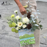 Flower Bag Gift for You White Green ของขวัญกระเป๋าดอกไม้เก๋ๆ น่ารัก เพิ่มเสน่ห์ให้กับของขวัญของคุณด้วยกระเป๋าดอกไม้จากร้าน Olivia Flowers ที่มีความสวยงามและเอกลักษณ์เฉพาะตัว