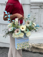 Flower Bag Gift for You White-Blue ของขวัญกระเป๋าดอกไม้เก๋ๆ น่ารัก เพิ่มเสน่ห์ให้กับของขวัญของคุณด้วยกระเป๋าดอกไม้จากร้าน Olivia Flowers ที่มีความสวยงามและเอกลักษณ์เฉพาะตัว