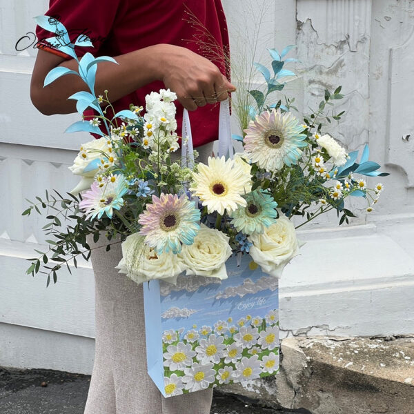 Flower Bag Gift for You White-Blue ของขวัญกระเป๋าดอกไม้เก๋ๆ น่ารัก เพิ่มเสน่ห์ให้กับของขวัญของคุณด้วยกระเป๋าดอกไม้จากร้าน Olivia Flowers ที่มีความสวยงามและเอกลักษณ์เฉพาะตัว