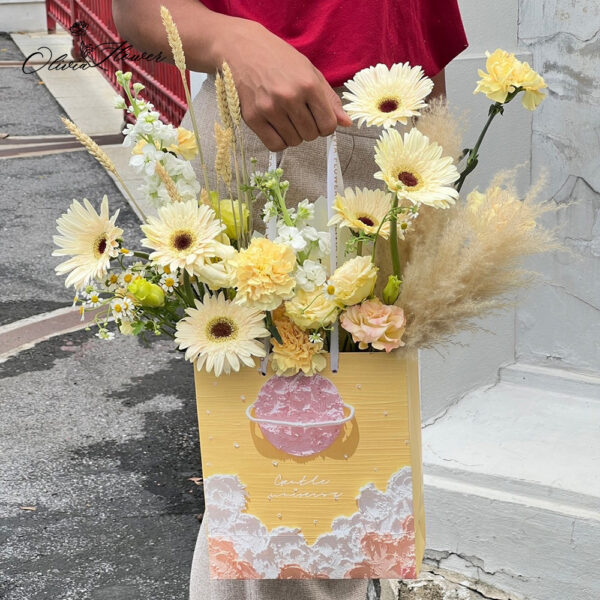 Flower Bag Gift for You Yellow-White ของขวัญกระเป๋าดอกไม้เก๋ๆ น่ารัก โทนสีเหลือง ขาว เพิ่มเสน่ห์ให้กับของขวัญของคุณด้วยกระเป๋าดอกไม้จากร้าน Olivia Flowers ที่มีความสวยงามและเอกลักษณ์เฉพาะตัว