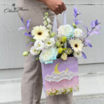 Flower Bag Gift for You White-Purple ของขวัญกระเป๋าดอกไม้เก๋ๆ น่ารัก โทนสีขาว ม่วง เพิ่มเสน่ห์ให้กับของขวัญของคุณด้วยกระเป๋าดอกไม้จากร้าน Olivia Flowers ที่มีความสวยงามและเอกลักษณ์เฉพาะตัว