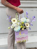 Flower Bag Gift for You White-Purple ของขวัญกระเป๋าดอกไม้เก๋ๆ น่ารัก โทนสีขาว ม่วง เพิ่มเสน่ห์ให้กับของขวัญของคุณด้วยกระเป๋าดอกไม้จากร้าน Olivia Flowers ที่มีความสวยงามและเอกลักษณ์เฉพาะตัว