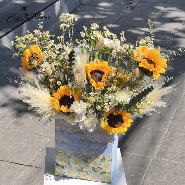 Flower Bag Gift for You Sunflower ของขวัญกระเป๋าดอกไม้เก๋ๆ น่ารัก โทนสีเหลือง เพิ่มเสน่ห์ให้กับของขวัญของคุณด้วยกระเป๋าดอกไม้จากร้าน Olivia Flowers ที่มีความสวยงามและเอกลักษณ์เฉพาะตัว
