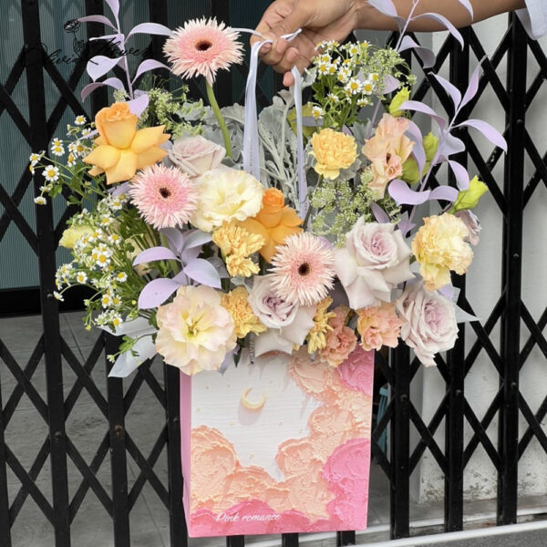 Flower Bag Gift for You Yellow-Pink-Orange ของขวัญกระเป๋าดอกไม้เก๋ๆ น่ารัก โทนสีเหลือง ชมพู ส้ม พีช เพิ่มเสน่ห์ให้กับของขวัญของคุณด้วยกระเป๋าดอกไม้จากร้าน Olivia Flowers ที่มีความสวยงามและเอกลักษณ์เฉพาะตัว